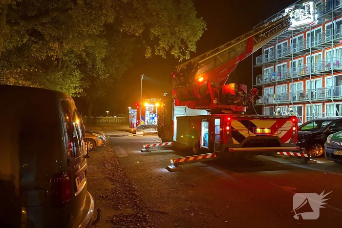 Brandweer schaalt op bij brand in woning