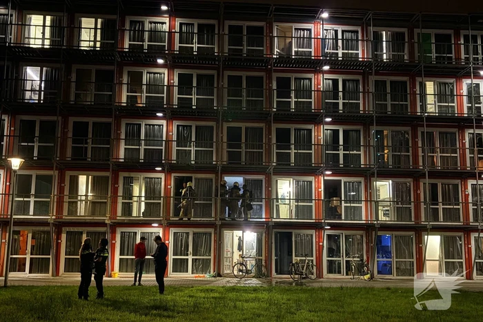 Brandweer schaalt op bij brand in woning