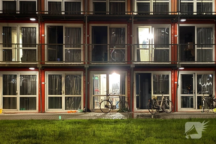 Brandweer schaalt op bij brand in woning