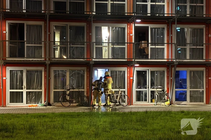 Brandweer schaalt op bij brand in woning