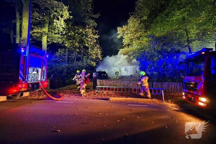 Brandweer blust brand in rietenkap