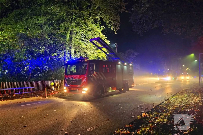 Brandweer blust brand in rietenkap