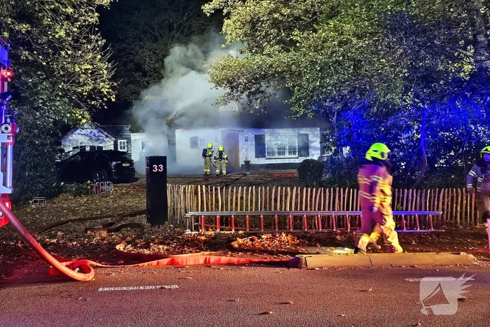 Brandweer blust brand in rietenkap