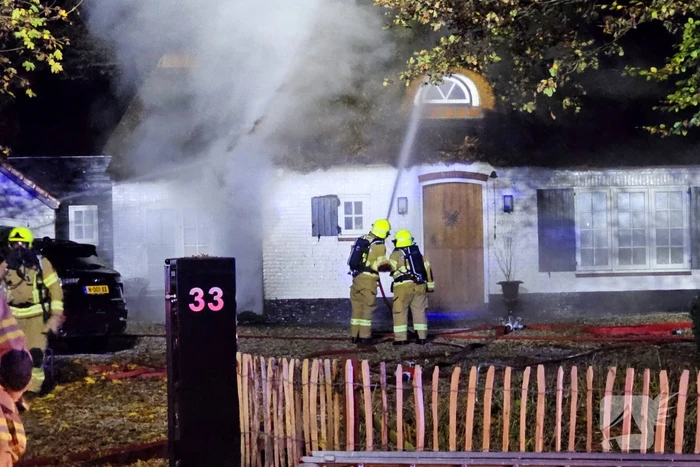 Brandweer blust brand in rietenkap