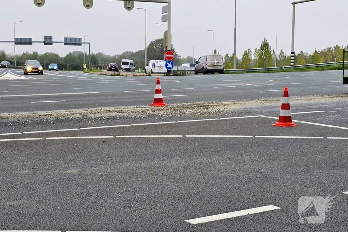 Vrachtwagen verliest lading betonmortel