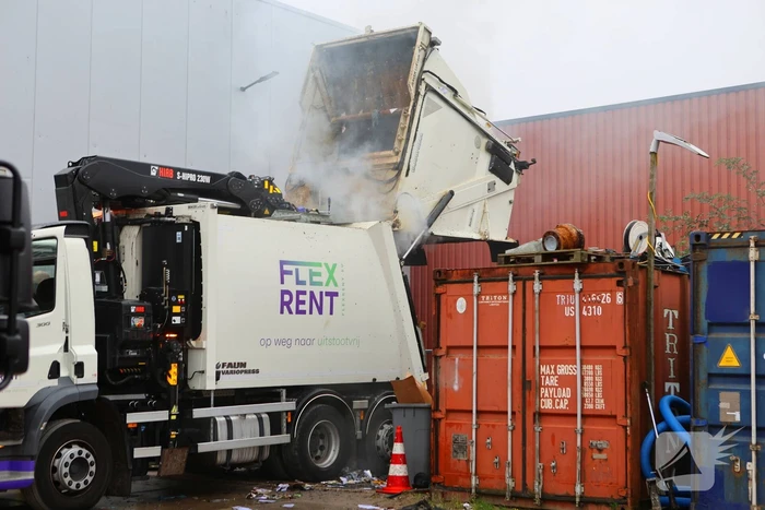 Vuilniswagen met papier vat vlam
