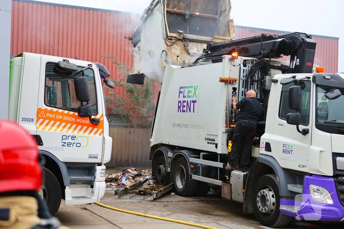 Vuilniswagen met papier vat vlam