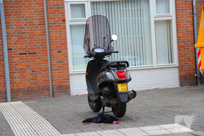 Scooterrijder en bestelbus botsen op elkaar