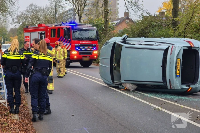 Automobilist klapt op lantaarnpaal en belandt op zijkant