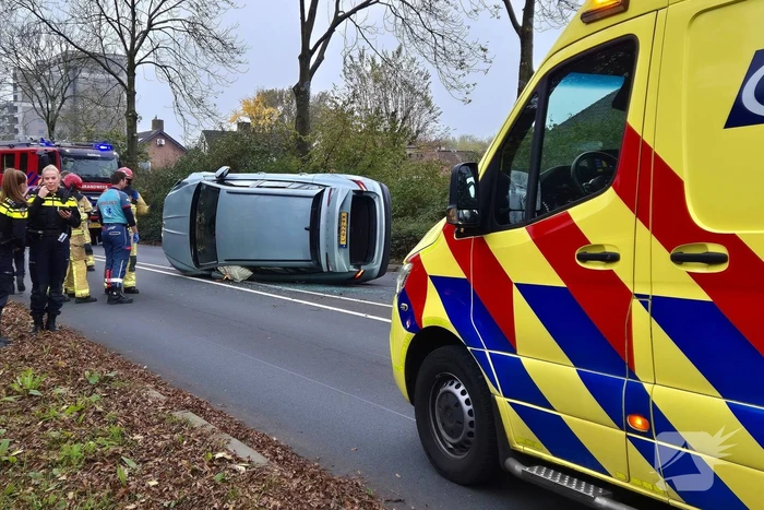 Automobilist klapt op lantaarnpaal en belandt op zijkant