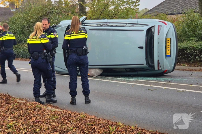 Automobilist klapt op lantaarnpaal en belandt op zijkant