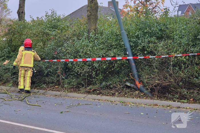 Automobilist klapt op lantaarnpaal en belandt op zijkant
