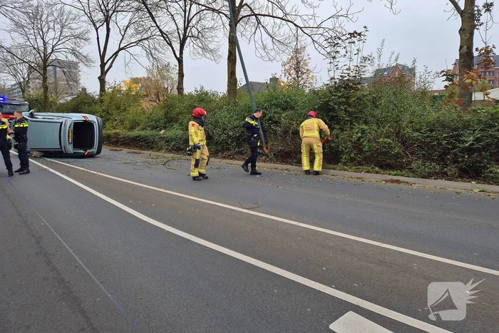 Automobilist klapt op lantaarnpaal en belandt op zijkant