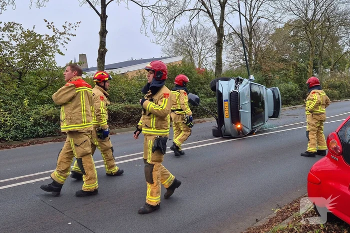 Automobilist klapt op lantaarnpaal en belandt op zijkant