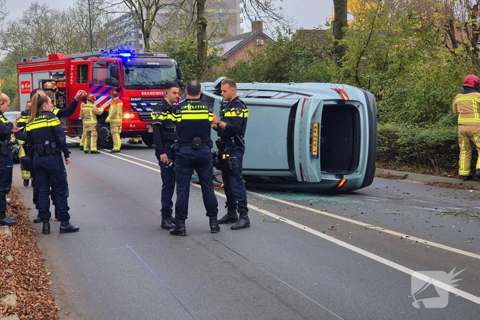 Automobilist klapt op lantaarnpaal en belandt op zijkant