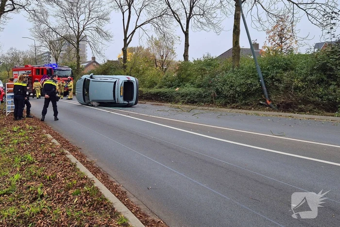 Automobilist klapt op lantaarnpaal en belandt op zijkant