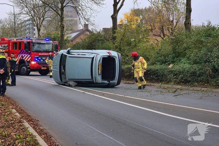 Automobilist klapt op lantaarnpaal en belandt op zijkant