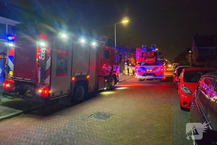 Brandweer veegt schoorsteen na brand