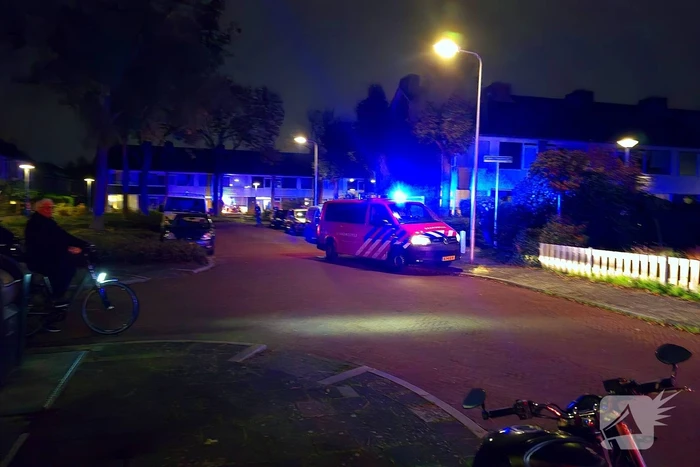 Brandweer veegt schoorsteen na brand