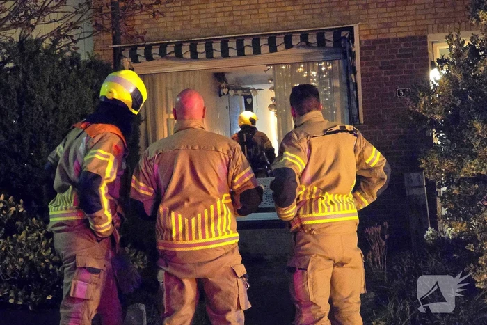 Brandweer veegt schoorsteen na brand