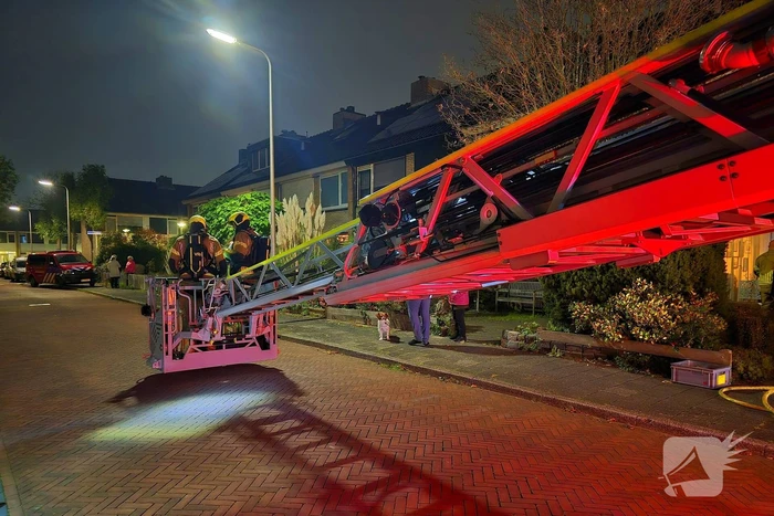 Brandweer veegt schoorsteen na brand