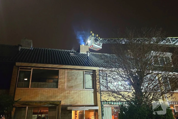 Brandweer veegt schoorsteen na brand