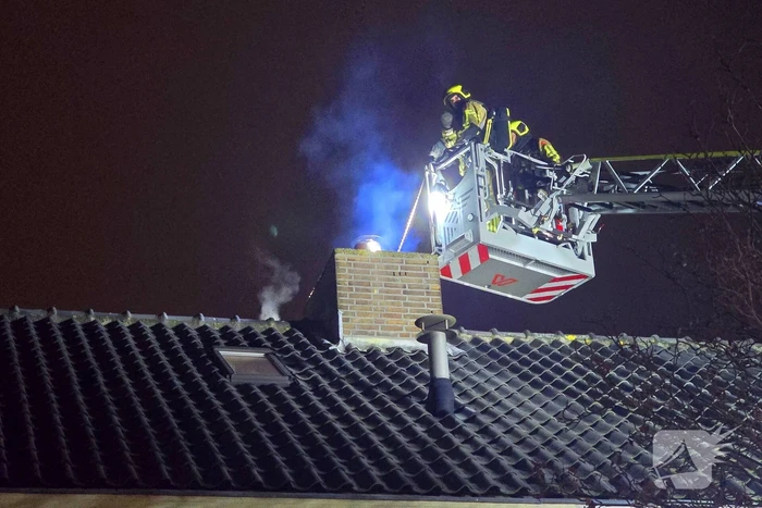 Brandweer veegt schoorsteen na brand