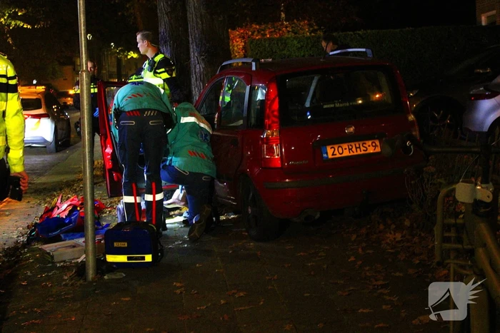 Automobiliste raakt van weg, knalt tegen boom en raakt gewond