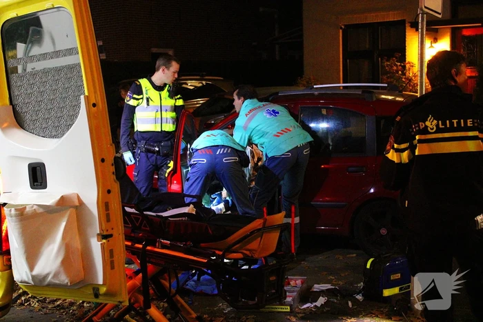 Automobiliste raakt van weg, knalt tegen boom en raakt gewond