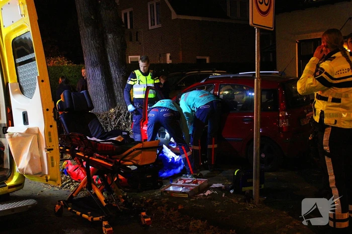 Automobiliste raakt van weg, knalt tegen boom en raakt gewond