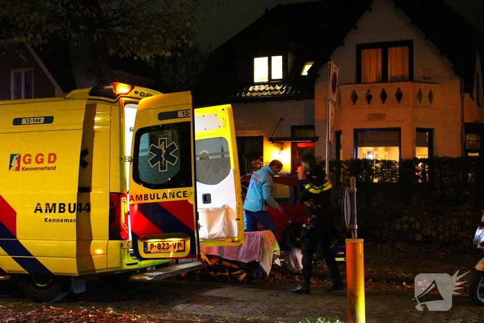 Automobiliste raakt van weg, knalt tegen boom en raakt gewond