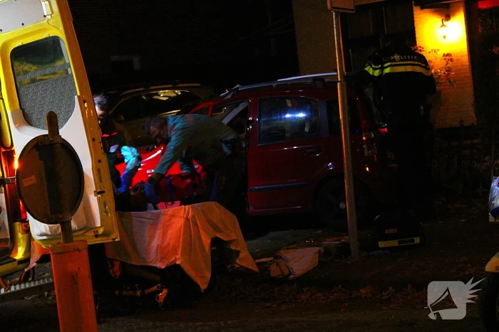 Automobiliste raakt van weg, knalt tegen boom en raakt gewond