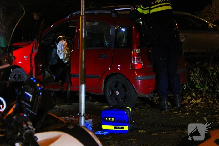 Automobiliste raakt van weg, knalt tegen boom en raakt gewond