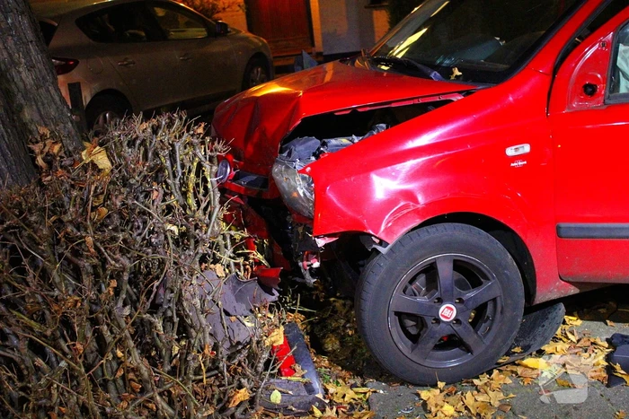 Automobiliste raakt van weg, knalt tegen boom en raakt gewond