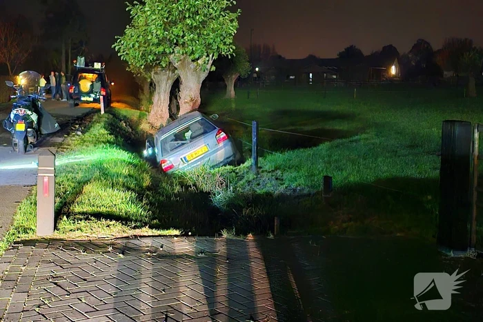 Automobilist raakt van weg en knalt tegen boom