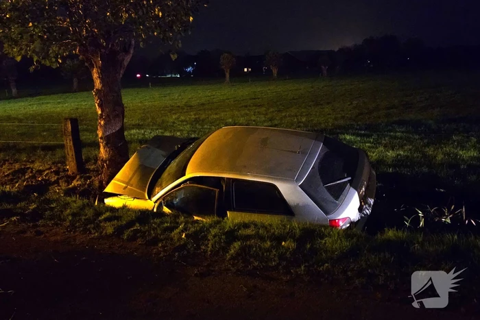 Automobilist raakt van weg en knalt tegen boom