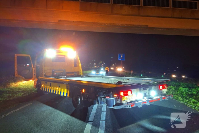 Auto belandt op zijn kant na aanrijding met dier