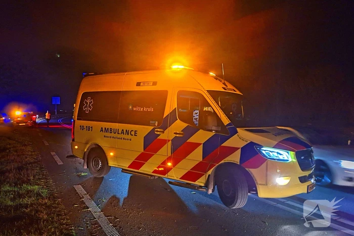 Auto belandt op zijn kant na aanrijding met dier