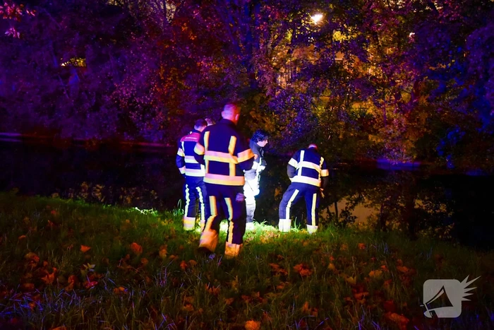 Persoon uit water gehaald, brandweer zoekt tevergeefs naar spullen