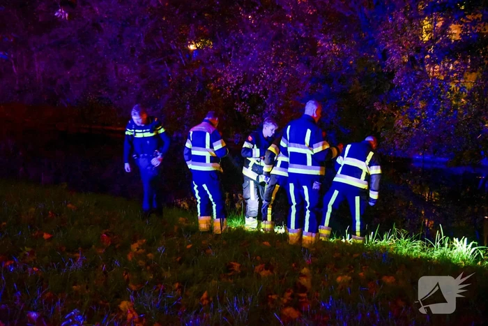 Persoon uit water gehaald, brandweer zoekt tevergeefs naar spullen