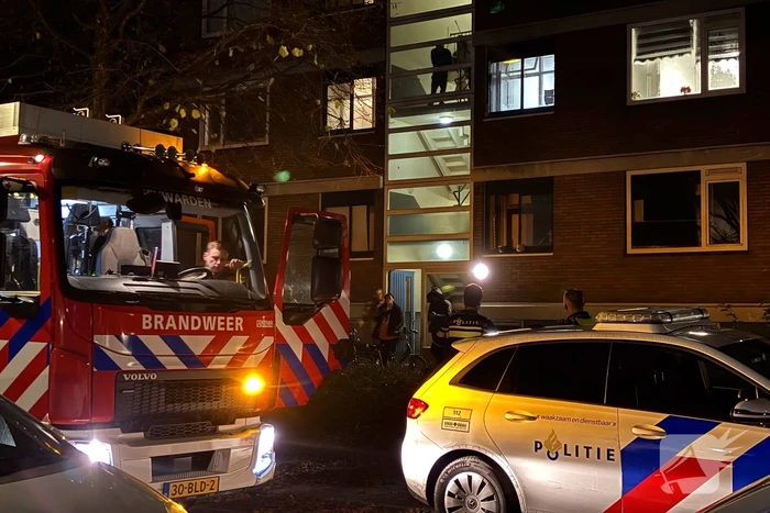 Brandweer controleert portiekwoning na brandmelding