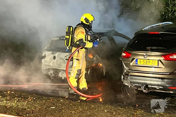 Geparkeerde auto verwoest door brand