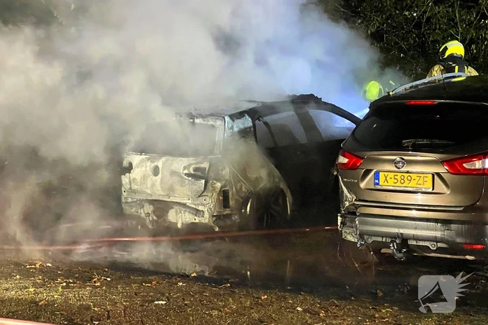 Geparkeerde auto verwoest door brand