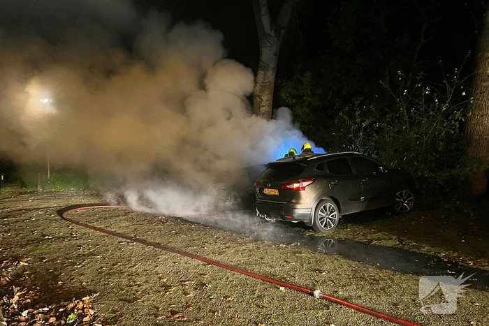Geparkeerde auto verwoest door brand