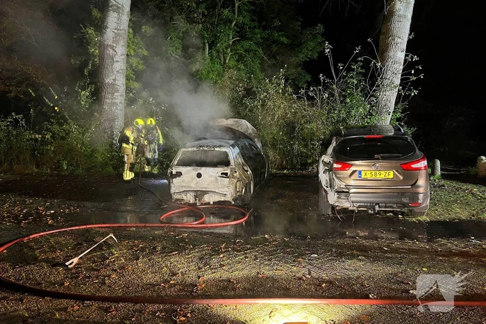 Geparkeerde auto verwoest door brand