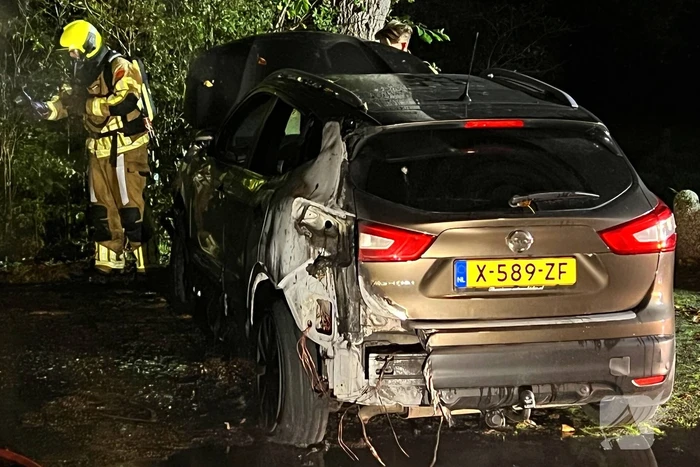 Geparkeerde auto verwoest door brand