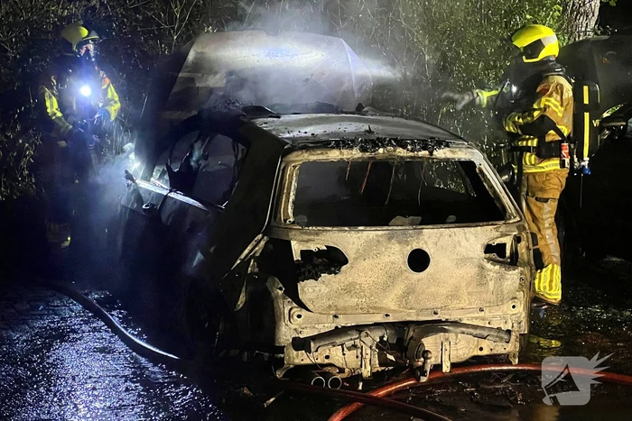 Geparkeerde auto verwoest door brand