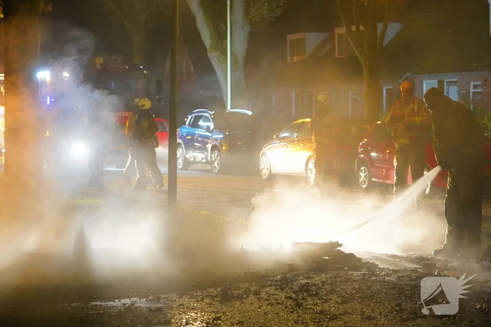 Brandweer blust afvalbrand