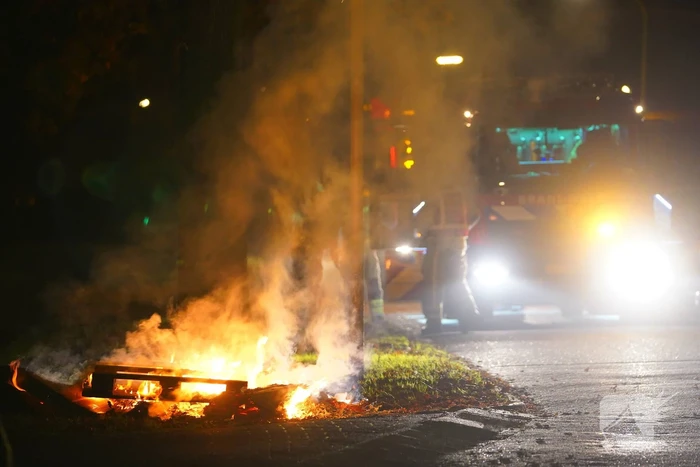 Brandweer blust afvalbrand