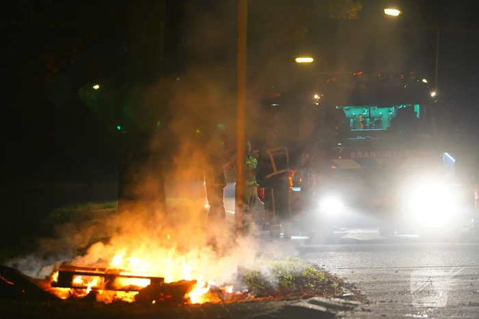 Brandweer blust afvalbrand